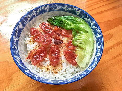 一碗腊味饭摆放在餐桌上