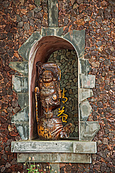 海南兴隆南国热带雨林游览区神龛里的罗汉像