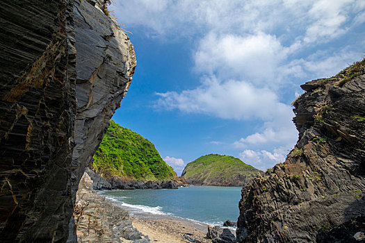 大自然的岩石与碧海蓝天的美丽海湾