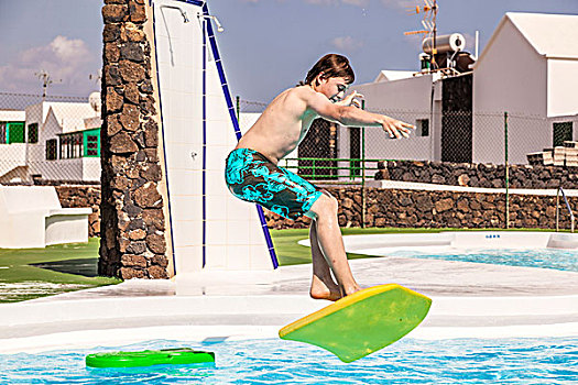 男孩,跳跃,游泳池,冲浪板