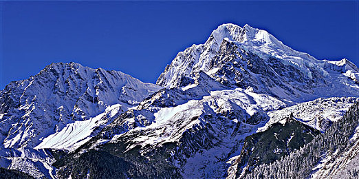 贡嘎雪山图片