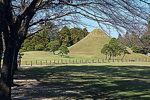 水前寺成趣园是仿造江户时代从江户日本桥至京都三条大桥间东海道上的53道美景缩小而建的,别具情趣,园内风景优雅,为典型的桃山风格的纯日本风情回游式庭院