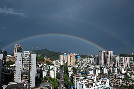 广西梧州,雨后彩虹景美如画