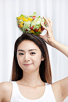 吃蔬菜沙拉的亚洲女孩