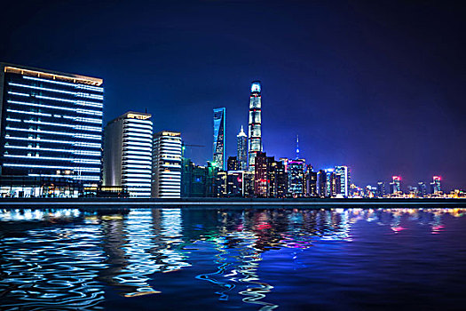上海,中国城市天际线黄浦江上