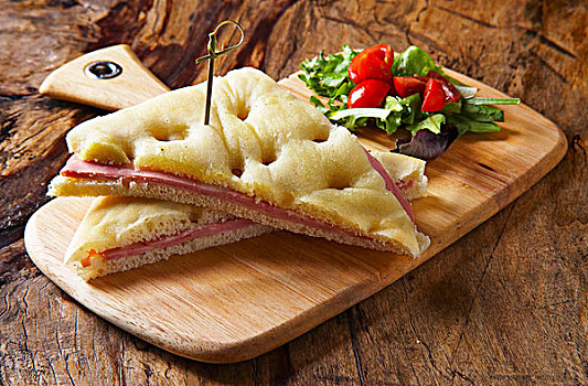意式香饼,三明治,意大利腊肠,案板