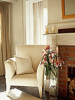 优雅,扶手椅,白色,遮盖,花束,百合,靠近,砖,壁炉