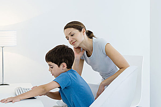 小男孩,用电脑,键盘,母亲,看,俯视,肩部