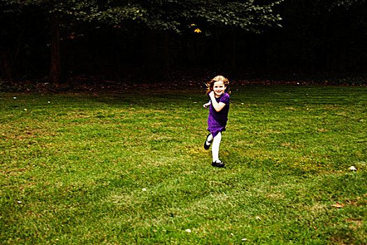 女孩,紫色,服装,跑,院子