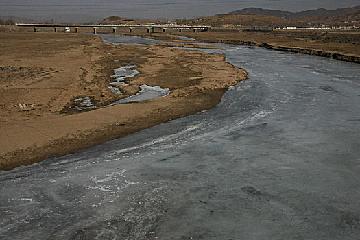 田野,耕地,山,河流,结冰