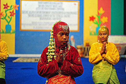 indonesia,sumatra,banda,aceh,children,performing,a,traditional,dance,in,tradiional,dress,at,sos,children