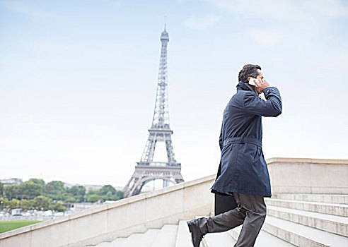 商务人士,交谈,手机,向上,台阶,靠近,埃菲尔铁塔,巴黎,法国