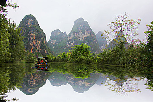 广西黑衣壮族风景区景色倒影竹筏