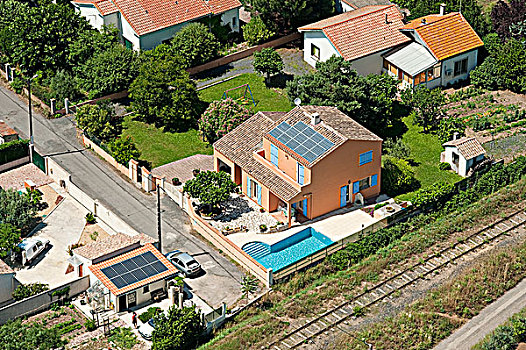 法国南部,太阳能电池板,屋顶