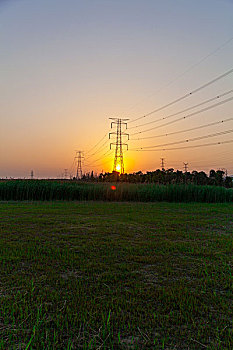 金色夕阳下的高压电塔