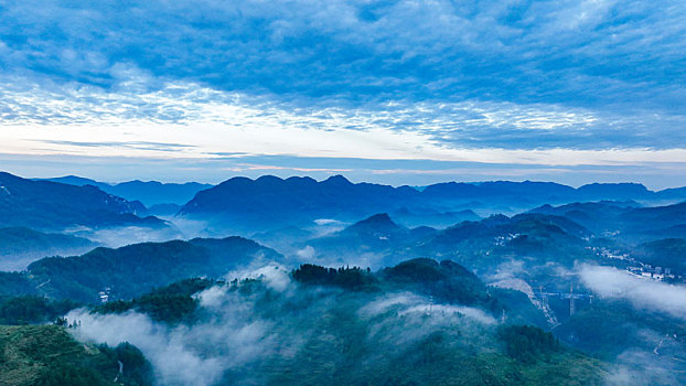 重庆酉阳,秋后山岚扮靓乡村