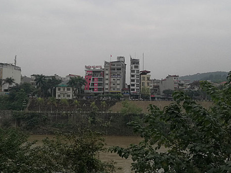 河口口岸对面的越南建筑物