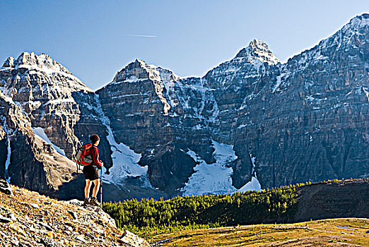 女性,远足者,上方,小路,靠近,冰碛湖,班芙国家公园,艾伯塔省,加拿大