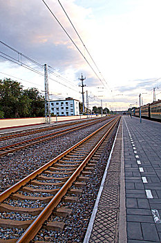 空旷的火车站台和延伸的铁轨