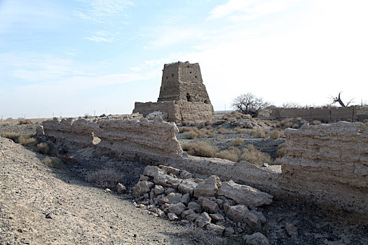 了墩烽火台,哈密境内最大设施最完善保存最好的清代烽燧