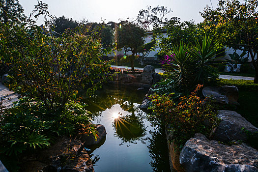 云南省红河州建水古镇朱家花园,是清末乡绅朱渭卿兄弟建造的家宅和宗祠,占地2万多平方米,其中建筑面积5000多平方米,主体建筑呈,纵四横三,布局,为建水典型的,三间六耳三间厅,一大天井附四小天井,式传统