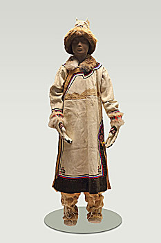 民族服装,鄂伦春族镶边拼花女童皮服,黑龙江省,20世纪下半叶