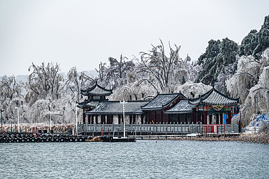 大雪过后的中国长春南湖公园冬季景观