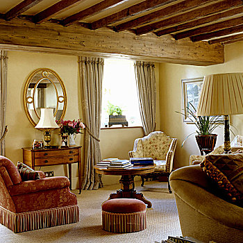 舒适,角,客厅,木头,梁,天花板,老式,软垫,扶手椅,脚凳,靠近,木桌子