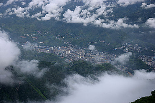 重庆巫溪云台山健身蹬山步行道上的云雾