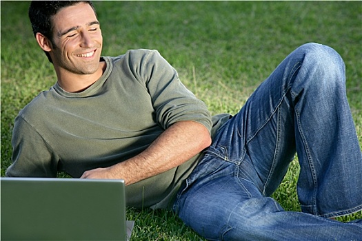 微笑,男人,笔记本电脑,卧,草,侧面