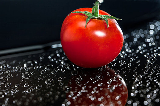 放在桌子上的小西红柿