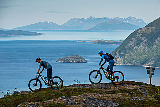 两个男人,乘,山地自行车,小路,高处,城镇,看,峡湾,市区,特罗姆斯,挪威