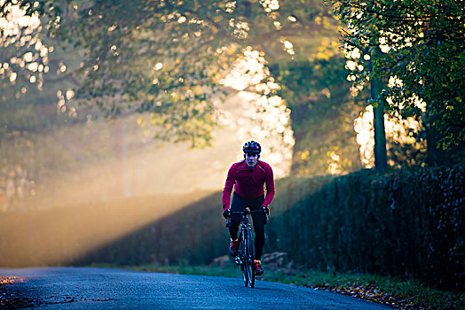 男性,骑车,骑自行车,乡间小路,早晨,阳光