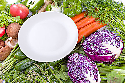 新鲜的蔬菜和空盘子