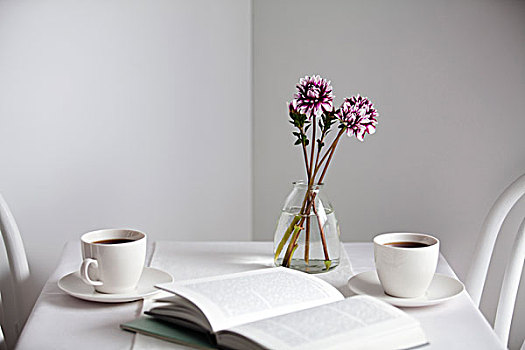 花,书本,咖啡