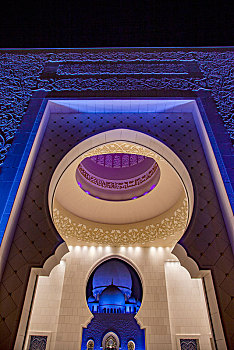 夜幕下的阿联酋阿布扎比谢赫扎伊德清真寺