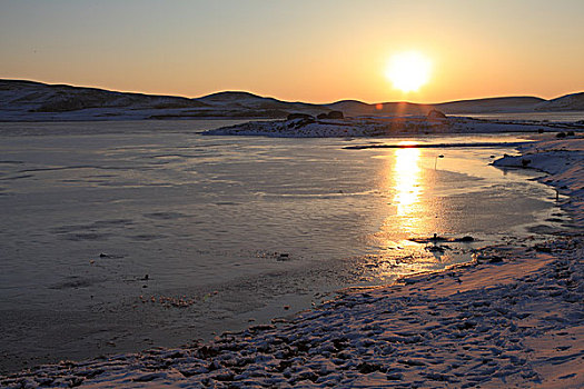 冰湖日出