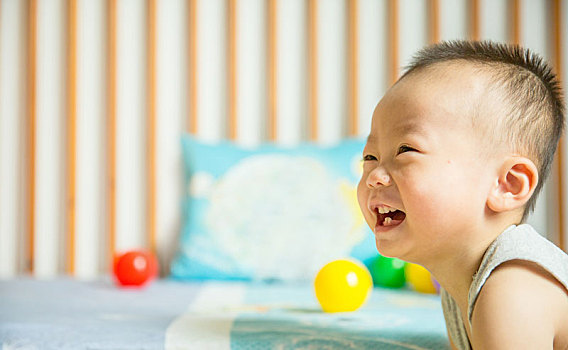 開心笑的嬰兒