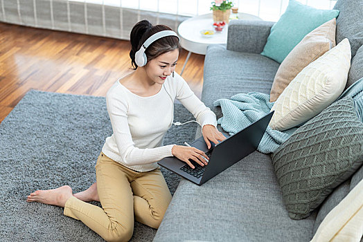年轻女子在家使用电脑