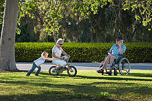 三个,男孩,推,祖母,自行车,爷爷,看,轮椅