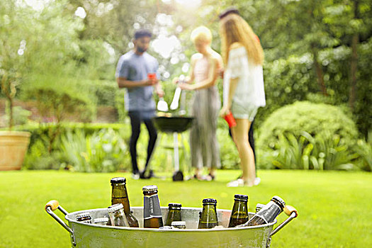 啤酒瓶,桶,朋友,享受,烧烤派对,背景,院子