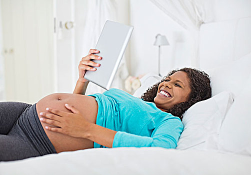 孕妇,平板电脑,床
