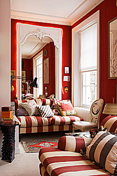 客厅,别墅,红色,白色,条纹,沙发,正面,镜子,入口,红墙