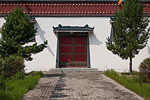 查干湖畔著名藏传佛教古刹之一----妙因寺僧房门