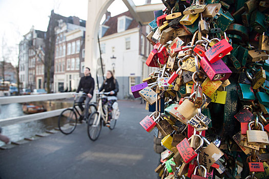 特写,大,数字,喜爱,挂锁,两个人,自行车,骑,桥,穿过,运河,城市