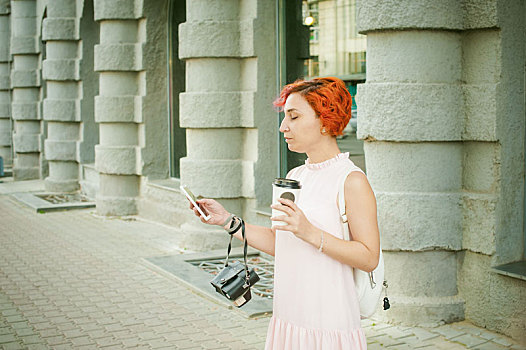 女孩,通电话,喝咖啡,女人,染,红发,苍白,粉红裙,背包,白色,拿着,电话,文字,短信,互联网,城市街道