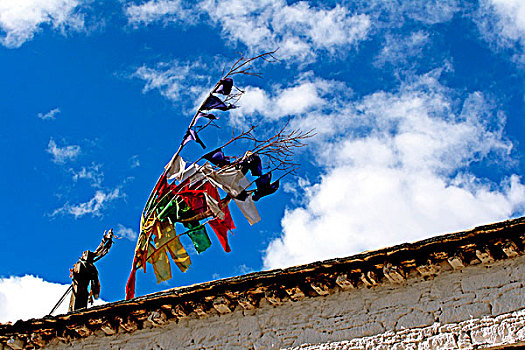 西藏屋顶上的经幡