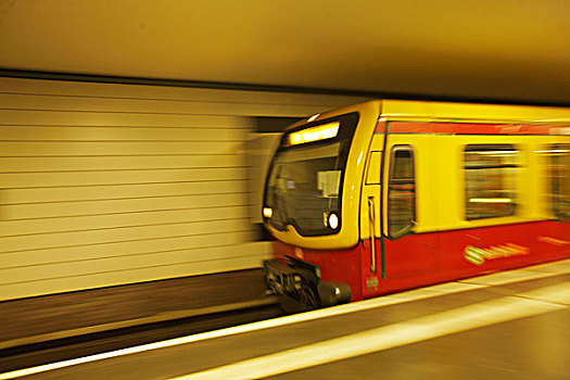 Subway,train,leaving,platform,德國地鐵