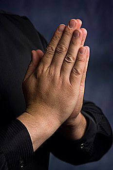 寺庙双手合十祈祷图片图片