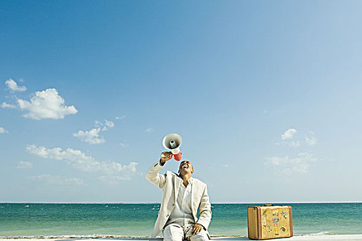男人,坐,靠近,手提箱,海滩,叫,扩音器